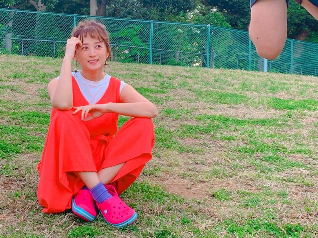 小松彩夏さんのインスタグラム写真 - (小松彩夏Instagram)「今日は通販サイト【502STYLE】の﻿ 発送作業をしてきました📦✨﻿ ﻿ というか最近はありがたいことに﻿ 毎日発送作業させてもらってますよ〜🎁﻿ ﻿ 最近、オリジナルバッグとタオルが人気です😆﻿ ﻿ もちろん小松彩夏 2021年カレンダーも絶賛発売中‼️﻿ ﻿ 写真はそのときのオフショット📸✨﻿ さてこれは何月でしょうか😚？？？﻿ ﻿ 載せていない写真沢山﻿ あるので載せていこうかな...☺️﻿ ﻿ ﻿ #カレンダー #2021 #502STYLE #グッズ #通販 #通販サイト #オフショット #足元 #写らない前提の #クロックス #笑」1月18日 22時48分 - official_ayaka_502