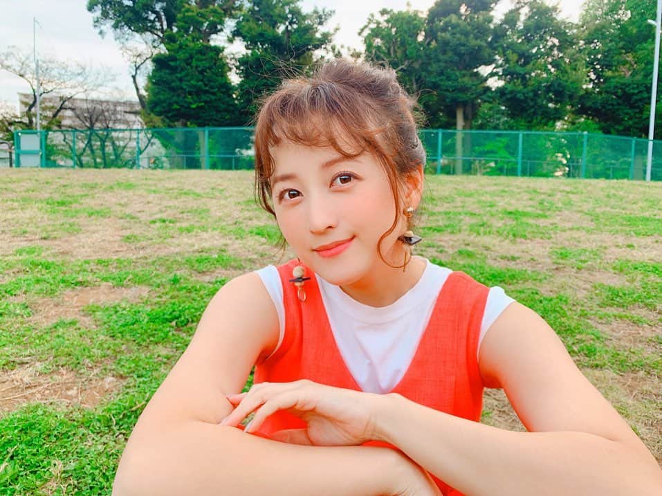 小松彩夏さんのインスタグラム写真 - (小松彩夏Instagram)「今日は通販サイト【502STYLE】の﻿ 発送作業をしてきました📦✨﻿ ﻿ というか最近はありがたいことに﻿ 毎日発送作業させてもらってますよ〜🎁﻿ ﻿ 最近、オリジナルバッグとタオルが人気です😆﻿ ﻿ もちろん小松彩夏 2021年カレンダーも絶賛発売中‼️﻿ ﻿ 写真はそのときのオフショット📸✨﻿ さてこれは何月でしょうか😚？？？﻿ ﻿ 載せていない写真沢山﻿ あるので載せていこうかな...☺️﻿ ﻿ ﻿ #カレンダー #2021 #502STYLE #グッズ #通販 #通販サイト #オフショット #足元 #写らない前提の #クロックス #笑」1月18日 22時48分 - official_ayaka_502