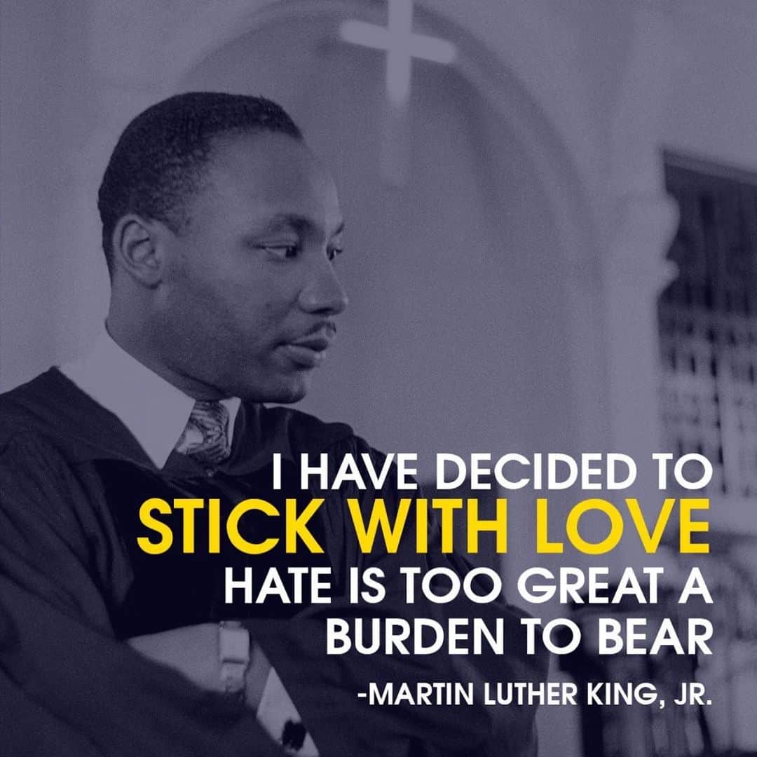 トッド・クリスリーのインスタグラム：「If we all could just adhere to these words the world would be better off . Happy MLK Day.」