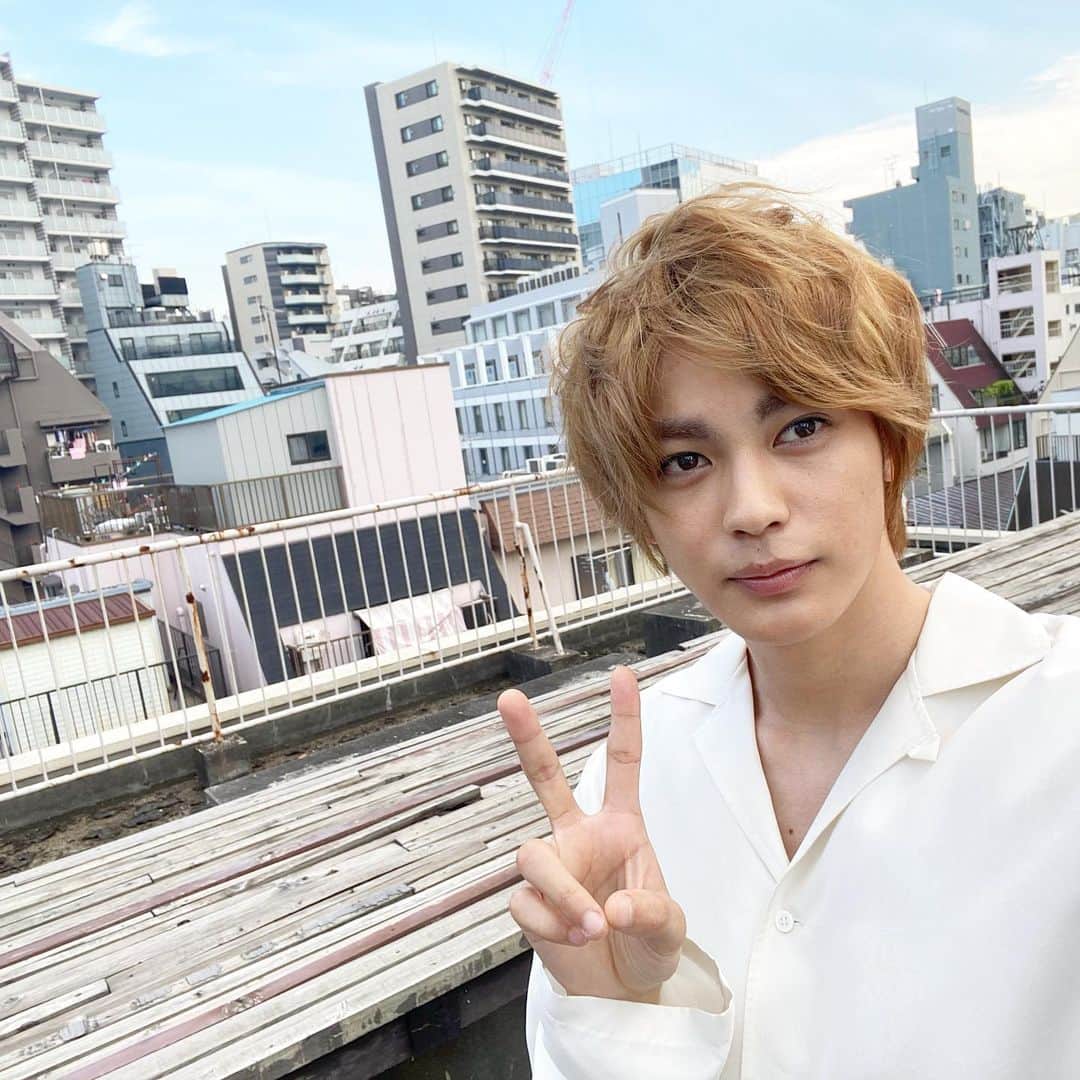 神尾楓珠のインスタグラム：「【NEWS】﻿ SHIBUYA TSUTAYAのオンラインイベント﻿ は明日開催です㊗️﻿ ﻿ 1月19日（火）　19時〜﻿ ※アーカイブは期間限定で残ります﻿ ﻿ 内容ラインナップは﻿ ・カレンダーについて話そう﻿ ・楓珠くんのむちゃぶりチャレンジ﻿ ・罰ゲームは囁き胸キュンセリフ﻿ ﻿ イベントテーマは「頑張れ！楓珠くん！」﻿ です。﻿ ﻿ SHIBUYA TSUTAYAでカレンダーを﻿ ご購入頂けると﻿ まだ見られるチャンスが❗️﻿ ※サインはつきません﻿ ﻿ たくさんのむちゃぶりのご応募﻿ ありがとうございました🙇‍♀️﻿ ﻿ #神尾楓珠﻿ #神尾楓珠カレンダー2021」