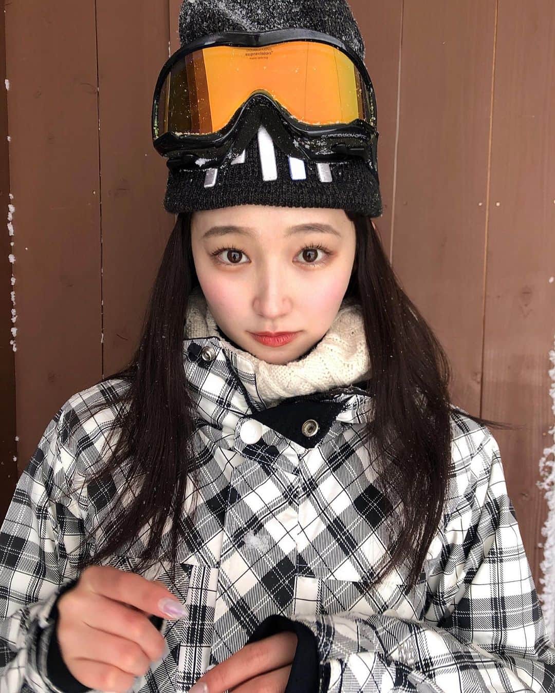 加藤早和子のインスタグラム：「❤︎ 12月にスノボ行った時の🏂♡  去年始めたばかりだけど今年は極めたいな〜〜❣️  . . #スノボ #ウインタースポーツ #時差 #過去pic #大学生 #冬休み #❄️」