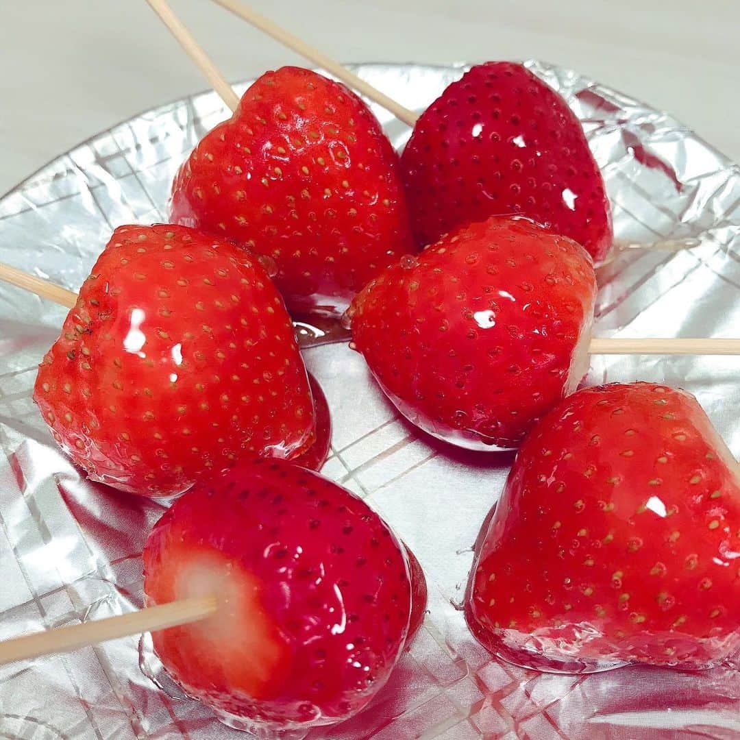 春奈るなのインスタグラム：「久々にいちご飴作った☺️ おしいい〜☺️🍓🍓🍓  #いちご飴  #あまおう」