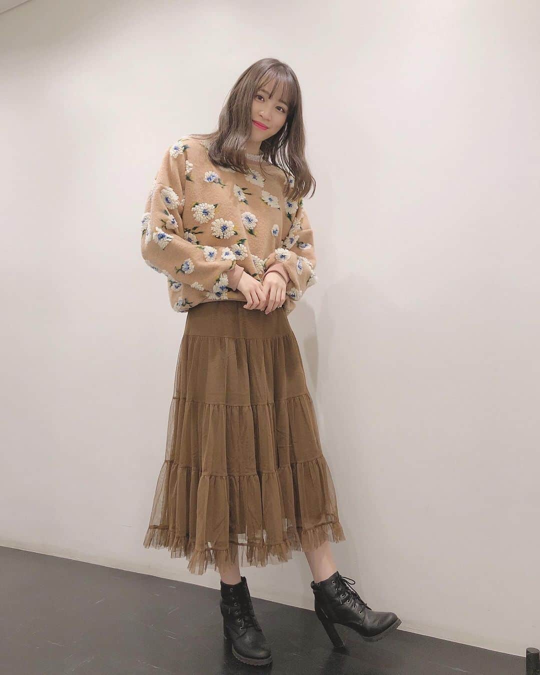 下口ひななのインスタグラム：「お話し会😌﻿ ﻿ ﻿ 可愛いお花柄のモコモコ🌼🌼🌼﻿ 全体的に茶色コーデになってるね！！！﻿ めっちゃ寒かったから暖かい格好して行ったけど話してたらテンション上がって暑かった笑﻿ ﻿ また次回のお話し会もよろしくお願いします🙏﻿ ﻿ #akb48  #オンラインお話し会  #お花柄」