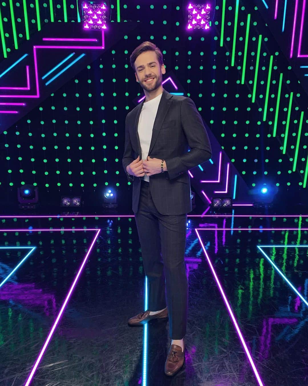 RU.TVさんのインスタグラム写真 - (RU.TVInstagram)「Артём Васт @artemvast будет ждать тебя в 17:00 в программе #тема !🔥  Сегодня обсуждаем, НАСКОЛЬКО ВЫ ВЕЗУЧИЙ ЧЕЛОВЕК?  Рассказывайте в комментариях под фото, когда вам в последний раз везло и в чём 💋   За образ ведущего благодарим @iconsuit_russia 😘 #артемваст #прямойэфир」1月18日 22時54分 - ru_tv
