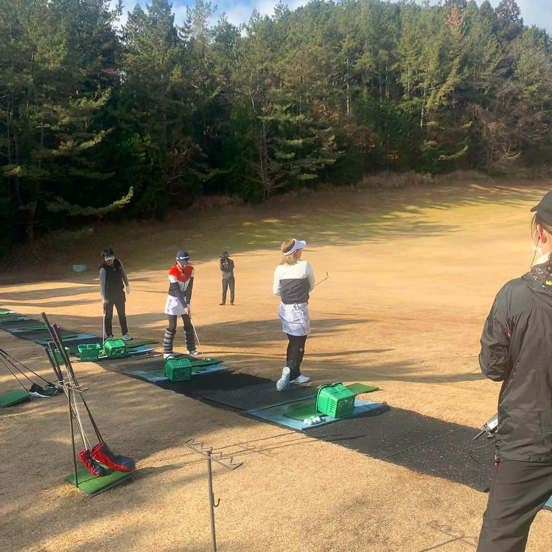 竹村真琴さんのインスタグラム写真 - (竹村真琴Instagram)「* 収録の日🏌️‍♀️🎥 プロテスト同期の二人と一緒に🏌️‍♀️💕 プロ入りして約11-12年？ 長い付き合いになりました☺️✨ テレビ放送の詳細は後日お知らせします💁🏻‍♀️⛳️ @satsuki.oshiro  @aako528  . . . #ゴルフ番組 #収録 #ゴルフコース #同期と #チーム #チームワーク #トラックマン #TRACKMAN #golf  #lpga #女子プロゴルファー #女子ゴルフ  #ゴルフ女子 #興和 #ゴルフ #インスタゴルフ #ゴルフコーデ  #골프 #高尔夫 #テーラーメイド #TaylorMade #ルコック #コーワ #バンテリン #豆蔵 #lecoqsportif」1月18日 22時55分 - makototakemura_golf