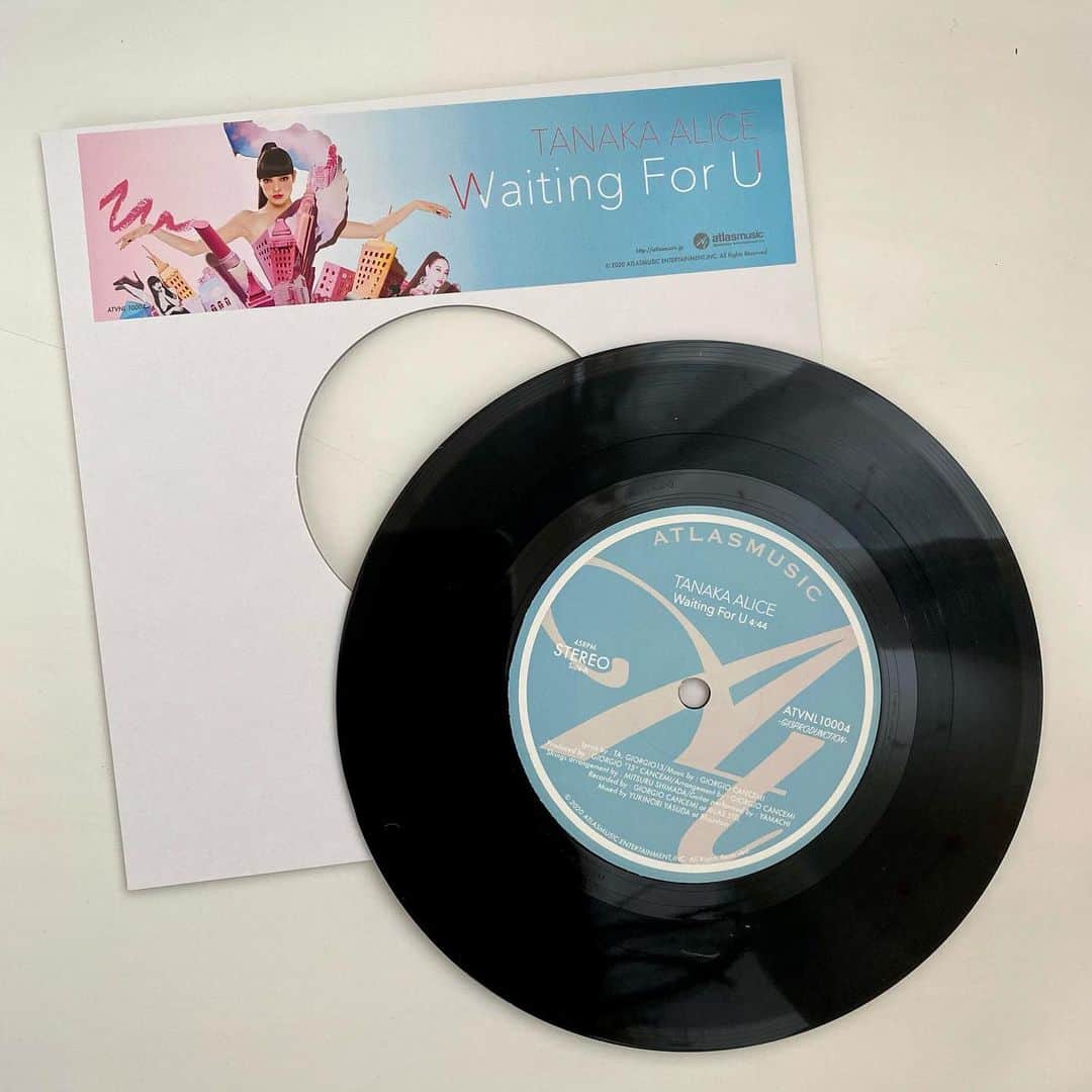 TANAKA ALICEさんのインスタグラム写真 - (TANAKA ALICEInstagram)「TANAKA ALICE 2nd. vinyl『Waiting For U』予約販売スタート💖  ご予約はこちらからです‼︎ BASE「atlasmusic official shop」 https://atlasshop.thebase.in  ↑インスタのプロフィールから飛んでね！🥰   ■その他下記ショッピングサイトで、予約受付中ですので是非チェックしてね🥰  JET SET CORNERSHOP (静岡) HMV NASTY STREET２号店 (熊本) STEREO RECORDS (広島) タワーレコード ディスクユニオン FACT RECORDS(宮崎)  We just started pre-order of my 2nd vinyl “Waiting For U”!! You can buy from the BASE「atlasmusic official shop」 https://atlasshop.thebase.in ↑ I put this link on my profile;)  And you can also buy these web shops too!  JET SET CORNERSHOP (Shizuoka) HMV NASTY STREET store No.2 (Kumamoto) STEREO RECORDS (Hiroshima) Tower Records disk union FACT RECORDS(Miyazaki)  #tanakaalice #waitingforu#予約販売#スタート」1月18日 22時56分 - tanakaalice