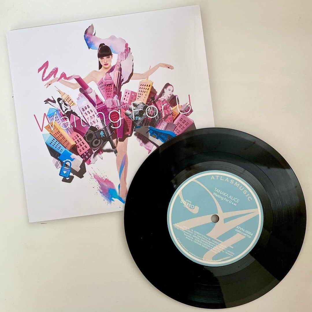 TANAKA ALICEのインスタグラム：「TANAKA ALICE 2nd. vinyl『Waiting For U』予約販売スタート💖  ご予約はこちらからです‼︎ BASE「atlasmusic official shop」 https://atlasshop.thebase.in  ↑インスタのプロフィールから飛んでね！🥰   ■その他下記ショッピングサイトで、予約受付中ですので是非チェックしてね🥰  JET SET CORNERSHOP (静岡) HMV NASTY STREET２号店 (熊本) STEREO RECORDS (広島) タワーレコード ディスクユニオン FACT RECORDS(宮崎)  We just started pre-order of my 2nd vinyl “Waiting For U”!! You can buy from the BASE「atlasmusic official shop」 https://atlasshop.thebase.in ↑ I put this link on my profile;)  And you can also buy these web shops too!  JET SET CORNERSHOP (Shizuoka) HMV NASTY STREET store No.2 (Kumamoto) STEREO RECORDS (Hiroshima) Tower Records disk union FACT RECORDS(Miyazaki)  #tanakaalice #waitingforu#予約販売#スタート」