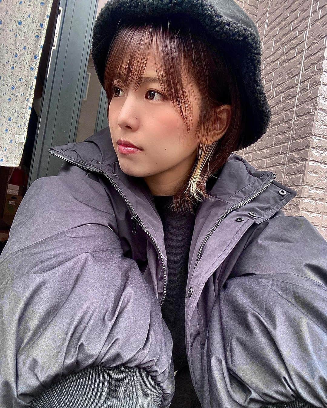 原あやののインスタグラム：「黒モコ🦹  #黒#black#ootd#冬#もこりがち#バケットハット」