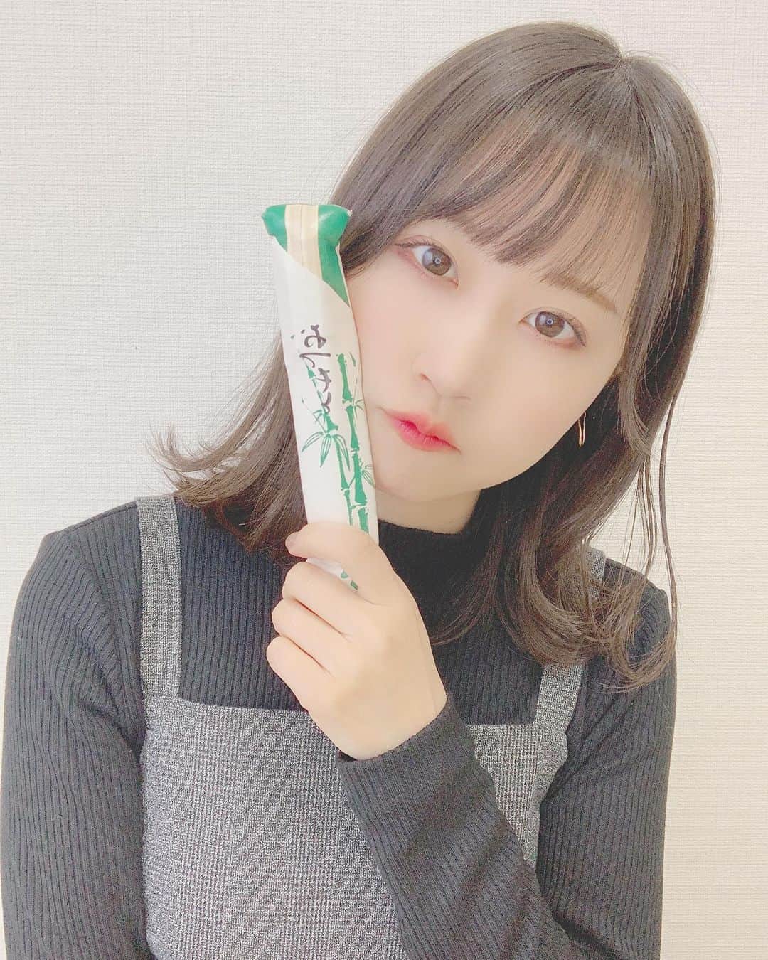 八木沙季のインスタグラム：「🥢🥢 . 自撮りするときにポーズに困って 近くにあった「おてもと」ペンケースと撮った😂 もう何年も使ってます。（笑） .」