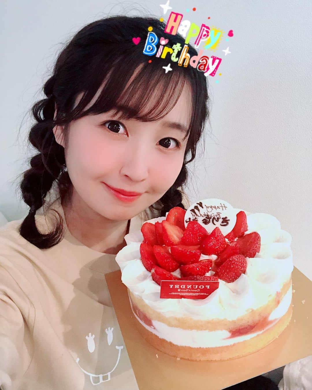 惣田紗莉渚のインスタグラム：「28歳 人を幸せにできる一年に したいなー🎶 後悔ないように がんばる☹️ #foundry の ケーキおいしかった🍓」