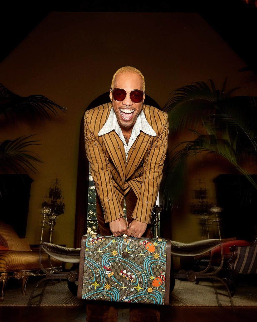 のインスタグラム：「@anderson._paak appears in the February issue of @flauntmagazine wearing #GucciEpilogue and a #DisneyxGucci suitcase. Photographed by Max  Montgomery @instamaxmonty and styled by @soaree. #AlessandroMichele  @alessandro_michele #GucciEditorials #AndersonPaak」