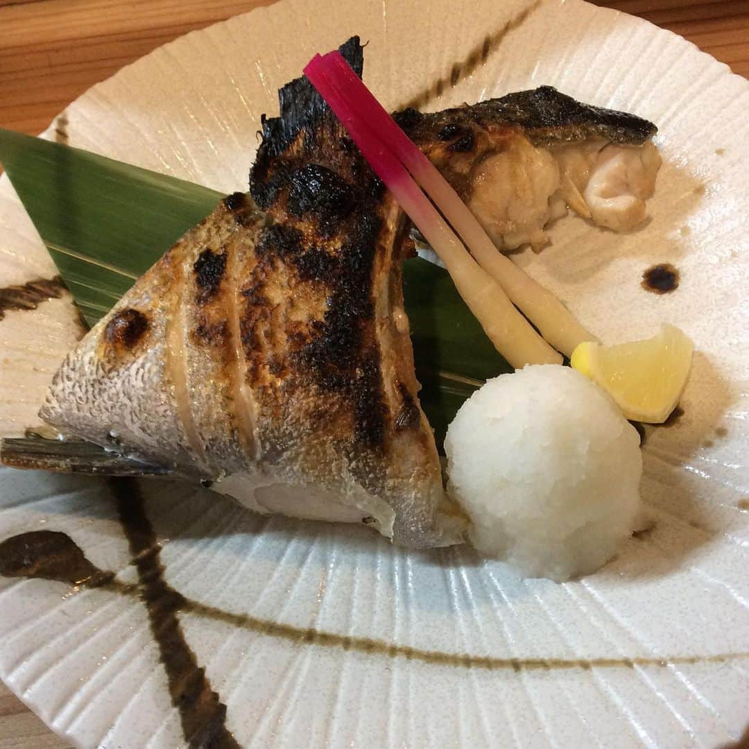 魚舟 のインスタグラム：「こんばんは、魚舟本町店です！ 明日火曜日のランチ 焼き魚定食はぶりのカマ塩焼きで ご用意しております。 数量限定ですが、ご来店お待ちしております！  #魚料理 #魚舟本町 #ランチ #焼魚定食 #魚を食べよう #魚好きな人と繋がりたい #寒鰤かま塩焼き」