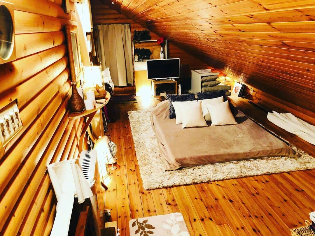 マイケル富岡のインスタグラム：「気分はアウトドア…マイコーの秘密基地…屋根裏ログ部屋♡やっぱモクは落ち着くね…zzz #秘密基地 #ログ部屋 #気分はアウトドア #マイケル富岡 #俳優 #タレント #撮影 #星空 #ジャグジー  #露天風呂 #actor #actorslife #shooting #love #home #attic #logroom #timetogotobed」