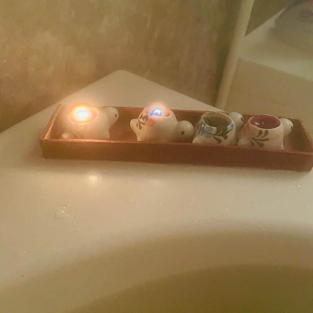 のインスタグラム：「可愛い💕どれだけ忙しくても数分だけでもいい大切な時間必要✨ 今日もありがとう😊 3枚目はマスクして撮ったらバカ殿様みたいなっちゃった🥲💎 #アイーン　#お風呂グッズ #ナイトルーティン　#キャンドル　#ハワイ  #メディテーション　#瞑想　#healing #bathtime #candle #meditation」