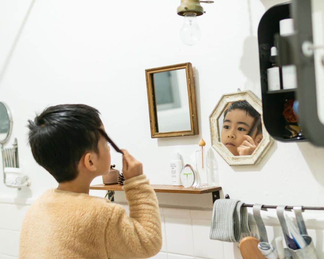 のインスタグラム：「ヘアスタイルを気にし始めた長男と、父ちゃんのズボンが大好きな次男。  #沖縄 #移住 #子育て」