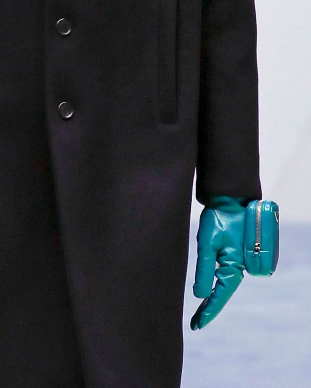 Blonde Saladさんのインスタグラム写真 - (Blonde SaladInstagram)「Prada Menswear FW 21 show, co-designed by Miuccia Prada and Raf Simons, has been lit⚡️ Some pieces, like the oversized coats and the pochette gloves are fluid and perfect even for the woman's wardrobe. Would you wear them?💜 Link in bio @prada #theblondesalad #prada #fw2021  Photo credits: Imax Tree」1月18日 23時05分 - theblondesalad