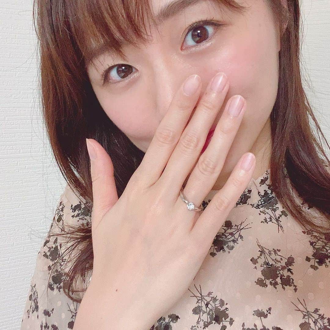 今井美穂さんのインスタグラム写真 - (今井美穂Instagram)「初めて指輪のお直しを頼んでみました😆✨﻿ ﻿ 0.5号のサイズダウンをお願いしたのですが、﻿ ピッタリ〜&ピッカピカになり戻ってきて﻿ 感動です💓﻿ ﻿ 指輪のお直しの仕組みが分かってないのですが🤣こんなに違和感なく綺麗に直せるんですね✨﻿ ﻿ また何か機会があったらお願いしたいと思います😆💍﻿ ﻿ ﻿ ジュエリーファクトリー﻿ 【ジュエリー工房新潟県三条市】﻿  ﻿ 新潟県三条市島田2-6-11﻿ TEL：0256-35-8280﻿  @jewelryfactory_shop  ﻿ ﻿ 息子来月2歳のバースデーのため色々計画中🎂﻿ ﻿ 気になっているものブログにアップしました💓﻿ ﻿ ﻿ 明日はBSNラジオ﻿ 工藤淳之介3時のカルテット✨﻿ 子育て日記のコーナーでは﻿ 1歳11ヶ月の息子と産後ダイエットのお話です😁﻿ ﻿ 良かったらお聴きください😆﻿ ﻿ ﻿ #ブログ更新しました﻿ #インスタトップのリンクから﻿ #指輪お直し﻿ #ジュエリーファクトリー﻿ #婚約指輪﻿ #サイズ調整﻿ #男の子ママ﻿ #1歳11ヶ月」1月18日 23時05分 - imaimiho1209