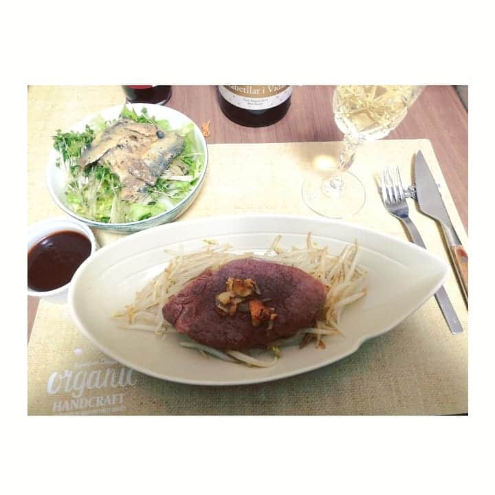 近藤笑菜のインスタグラム：「いつぞやの、ご褒美ステーキディナー🥩🍷 ふるさと納税のお肉が届いて、表面だけ焼いてホイルで包んでレアで堪能。付属のステーキソースより何よりわさびとが美味しかった…うまあ♡ 贅沢だ。お肉最高。美味しいごはんはほんとご褒美～～！✨ #おうちごはん #ステーキ #ふるさと納税」