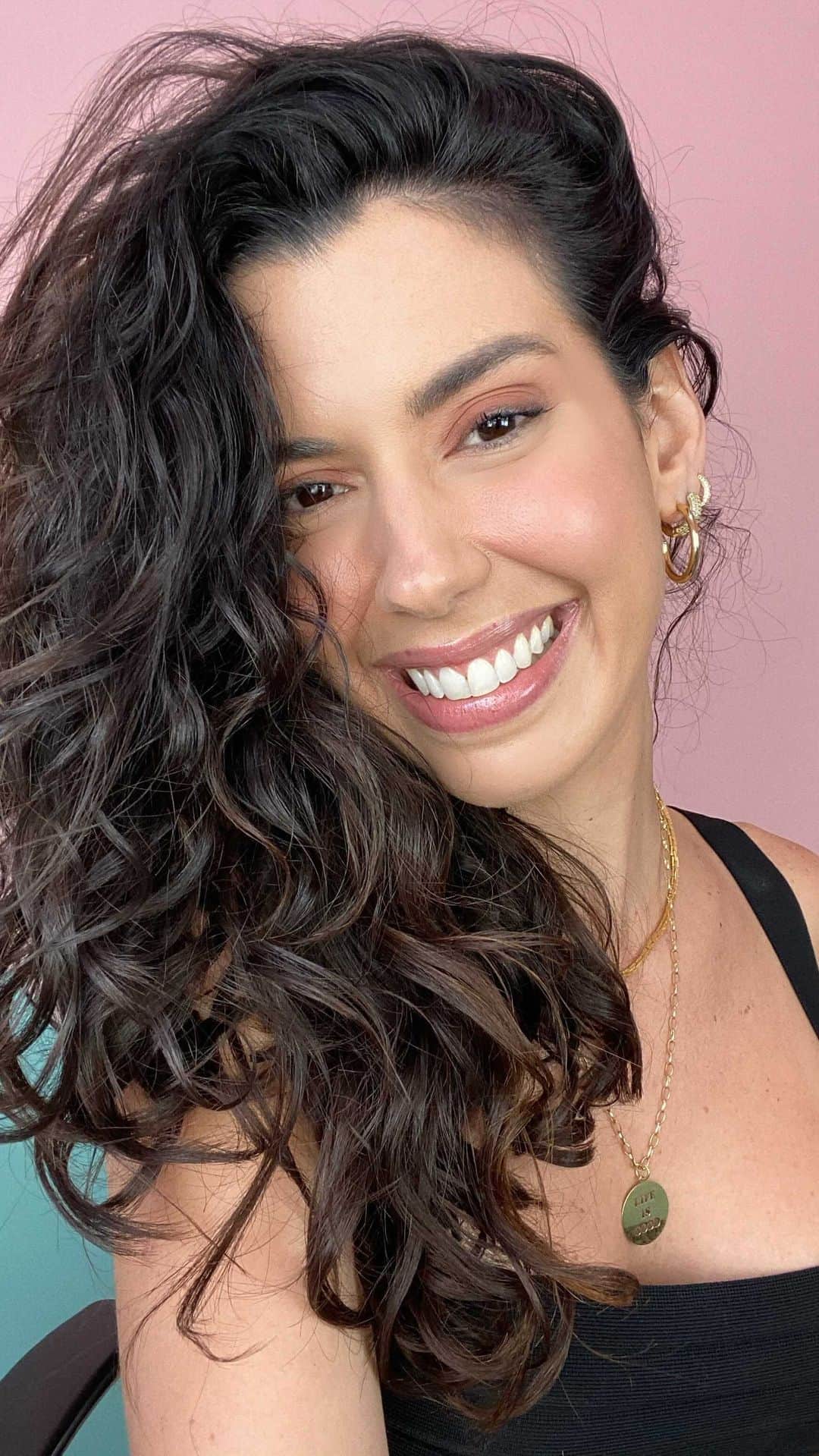 のインスタグラム：「Cachos sem babyliss usando leave in e booster definição @gebeauty? Temos! 😎 Pra vocês começarem a semana testando uma finalização diferente! Meu cabelo é ondulado e quando quero potencializar essa textura com efeito cacheado finalizo desse jeitinho que @camyhairstylist me ensinou:   💦PASSO 1: Com o cabelo bem molhado (quase pingando mesmo!) separe em quatro partes e aplique o Leave-in GE Beauty com 5 a 10 gotas do Booster de Definição por todooo o cabelo.  PASSO 2: Depois, separe o cabelo em mechas mais finas e passe a escova da raiz até as pontas umas 3x em cada mecha até ela se dividir em “fitas” de cabelo - isso é a famosa #fitagem!  PASSO 3: Amasse bastante os fios de baixo pra cima, para estimular a curvatura!  PASSO 4: Com a cabeça inclinada, seque o cabelo com difusor para revelar seus cachos naturaisss, uhu! Amo!  5. Após a secagem total, pingue 3 gotinhas do Booster de Definição nas mãos, espalhe e amasse o cabelo novamente para finalizar com muito brilho manter o resultado por mais tempo! #gebeauty #cachossembabyliss   🛒 Pra comprar os produtos >> www.gebeauty.com.br (link na bio)」