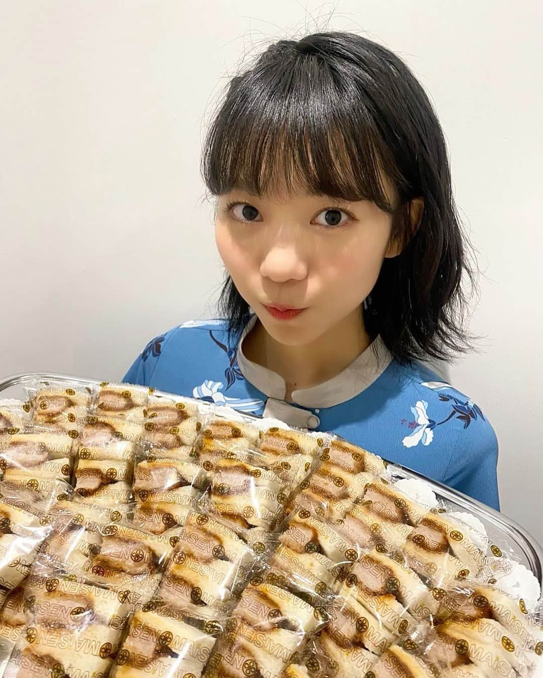 野村麻衣子のインスタグラム：「. 「おしえて！まいこ先生！」1周年記念イベント🎈ありがとうございました！ . そして、1年間まいこ先生を見守っていてくれてありがとう😊 番組が始まると決まった時から、先生になるって決めてた！楽しいことを一緒に見つけて、つらいことは半分こに出来るような先生に憧れたので....！👩‍🏫 . . まいこ先生はへっぽこだけど、「おしえて！まいこ先生！」のおかげで色んなことを知れました！ . はじめましての方とお話しするのが楽しくなったのは番組のおかげ！🤝普段はちょっとだけ緊張しちゃうけど、放送だったら素直にスイスイお話しできる気がして嬉しい🏊‍♂ . そしてまいせんが始まってからはじめた、ピアノとギター！ 去年の4月に何となくはじめたピアノだったけど、まいせんで披露する機会を作ってもらえたおかげで、少しずつ上達できた気がします！えっへん！😌🎹 演奏して、誰かと一緒に歌って、それがこんなに楽しいことだと気がつけたのはまいせんのおかげです！音楽の喜び......🧚‍♀️💫🎶 ギターはまだまだだけど、ギターと合わせて歌うと、自然と気持ちがのっかる気がして、好き🎸 . . 1周年イベントは、大好きな音楽を、まいせんのおかげでもっと好きになれたことが嬉しくて、音楽と歌が大好き！という気持ちをめいっぱいつめこみました😊 . . 1年間を過ごして、「おしえて！まいこ先生！」が大好きになりました。私の大好きな居場所を、一緒に作ってくれて、見守ってくれて、楽しんでくれて、ありがとう！ . これからもまいこ先生と仲良くしてねっ💃 . . 最後に！こんな時だから、体に気をつけてね！！人にも、自分にも優しく！ね！まいこ先生との約束☝️ . まいこ先生より🎒」