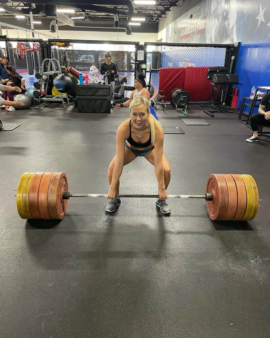 シエラ・ブレア・コイルのインスタグラム：「Light work 🏋🏼‍♀️ @fightready」