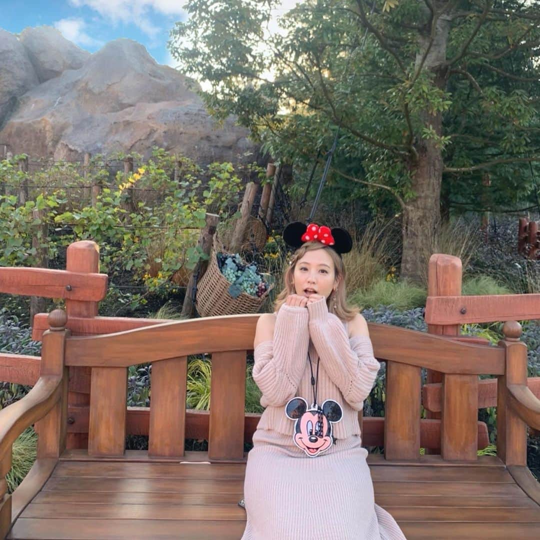 浜田由梨さんのインスタグラム写真 - (浜田由梨Instagram)「美女と野獣の新エリア❤ 街並みが子どもの頃からみていた景色そのもので１日お散歩できる🚶‍♀️ベルのfashionしてる子もいましたよ♡ #disneyland #tokyodisneyland #disney #ディズニーランド #美女と野獣 #美女と野獣エリア #ディズニーコーデ #fashion #girl #pink #ミニーコーデ #mickeymouse #minniemouse #ディズニーグッズ #disneyfan #instagood #可愛い写真 #disneyphoto」1月18日 23時29分 - yuri_taroo