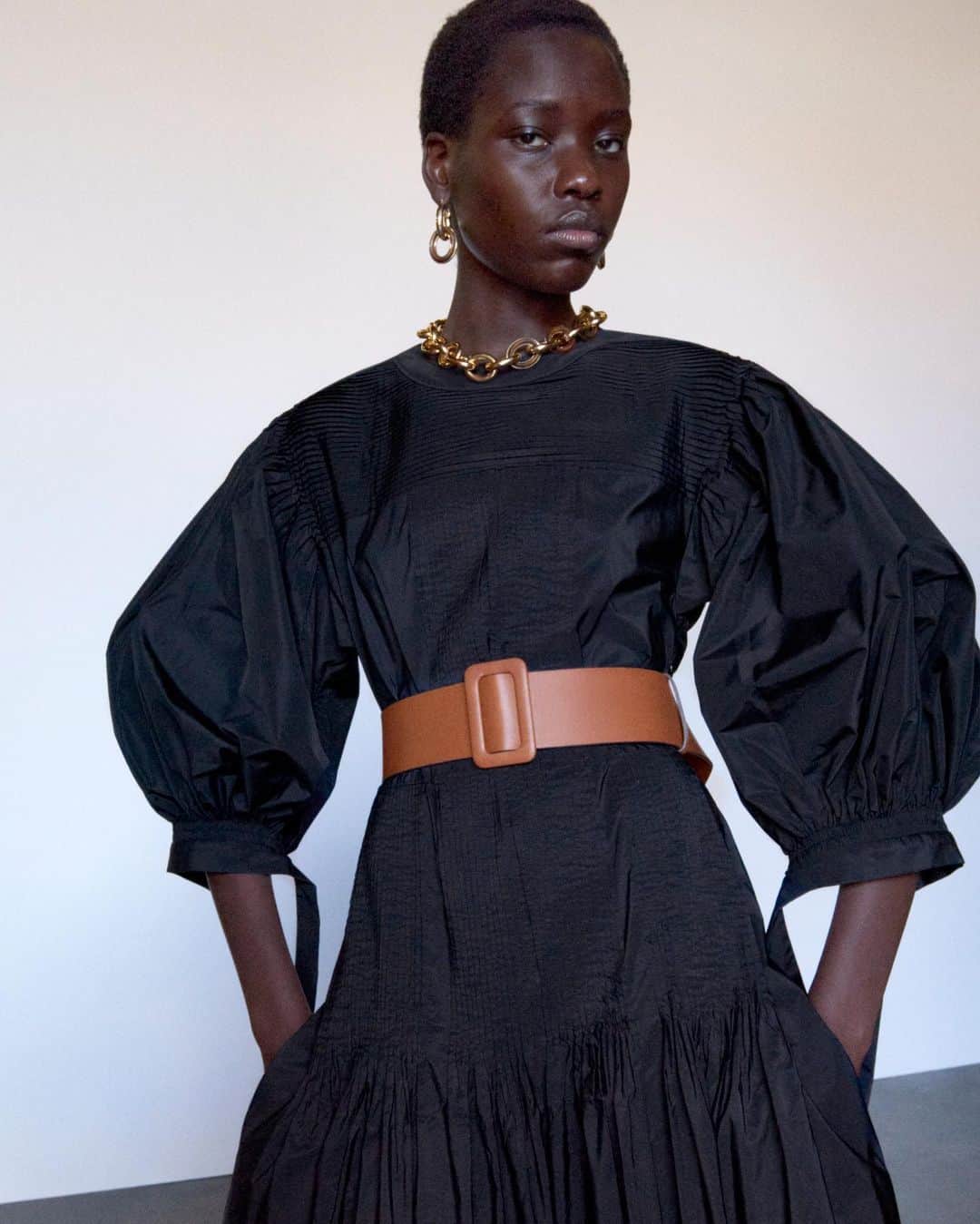 MATCHESFASHION.COMさんのインスタグラム写真 - (MATCHESFASHION.COMInstagram)「A go-to for lovers of minimalism, look to @jilsander for pared-back dresses imbued with effortless luxury. Discover more day dresses at the link in bio.」1月18日 23時29分 - matches