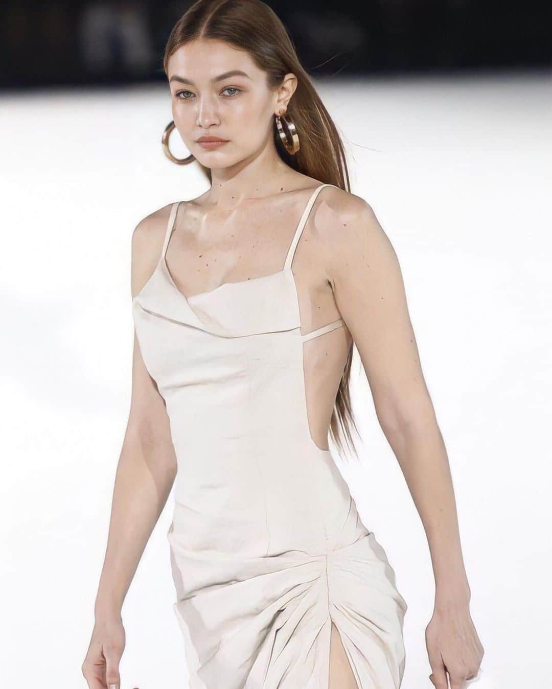 ジジ・ハディッドのインスタグラム：「A year ago, today @jacquemus ! My baby girl 🥜 was in there 🥺✨」