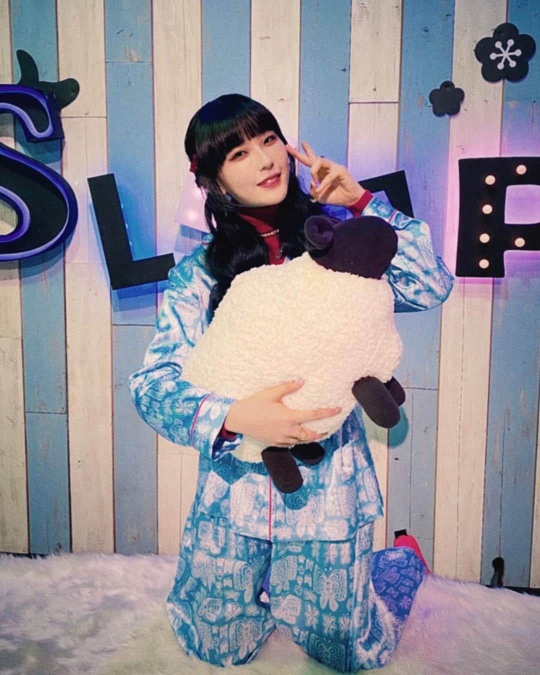 DAOKOのインスタグラム：「NHK おやすみ日本　眠いいね　生放送ありがとうございました🐑💤　永井さん @seiichinagai とのアコースティック演奏🎵　永井さんの🐖さんパジャマ姿...ご覧頂けたであろうか... 改めて素晴らしい番組だなぁーとおもいました☀️ 衣装はぽろんちやん @poromporom  と一緒に番組をイメージしたパジャマを作りました🌥こちらも好評で嬉しかった〜！ヘアメイクはくじさん @megumikuji_luckhair ❣️」