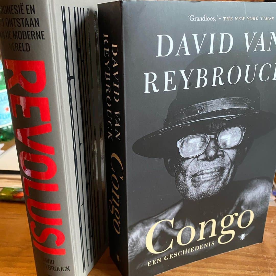アムステルダム・タトゥー・ミュージアムのインスタグラム：「Lekker lezen.suport your local bookstore#zwart op wit boekstore#bezigebij#davdreybrouck#decongo#revolutsi」