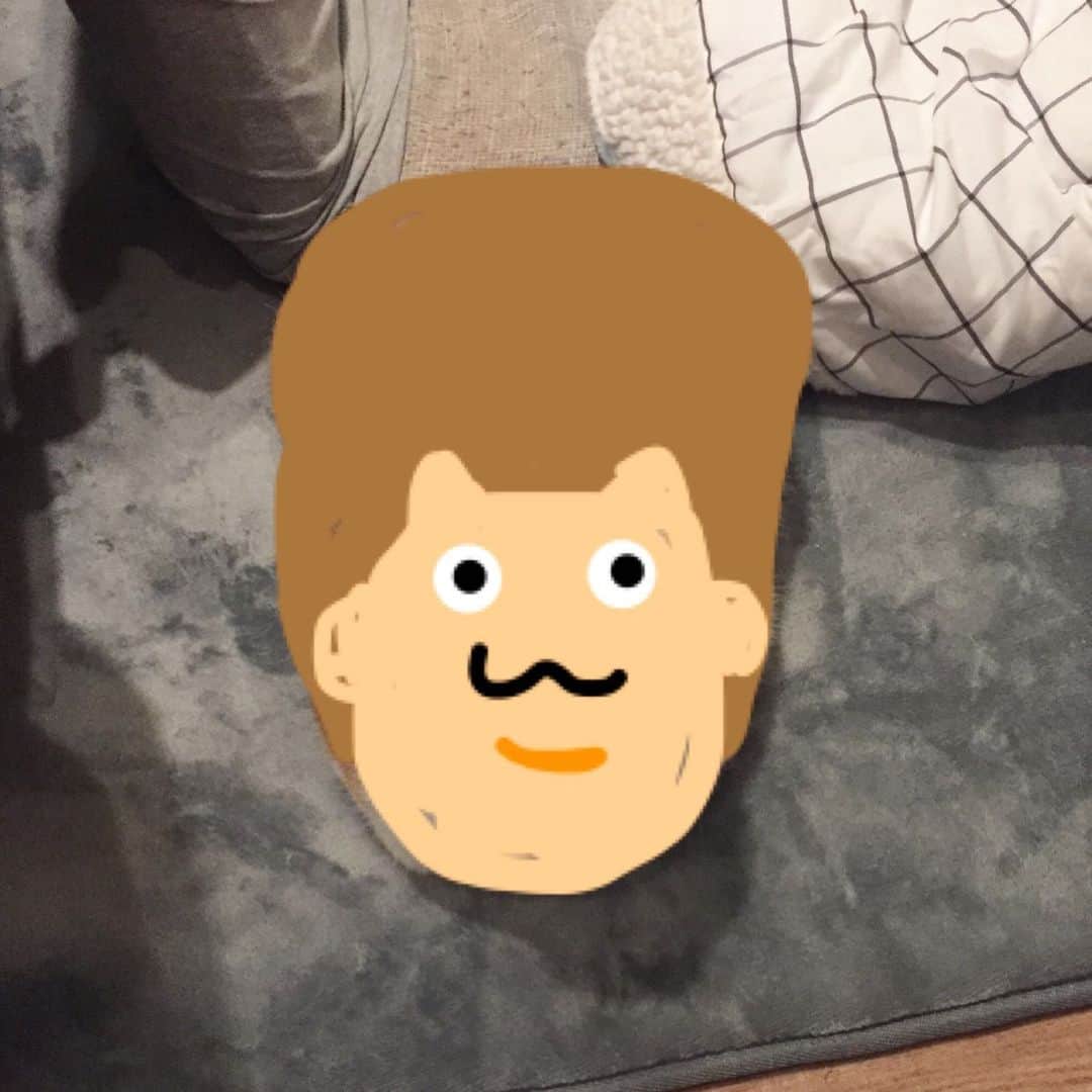 にゃんすくんのインスタグラム：「頭の長い顔に見える。👱‍♂️  #こんなデブだったっけ？ #香箱座り」