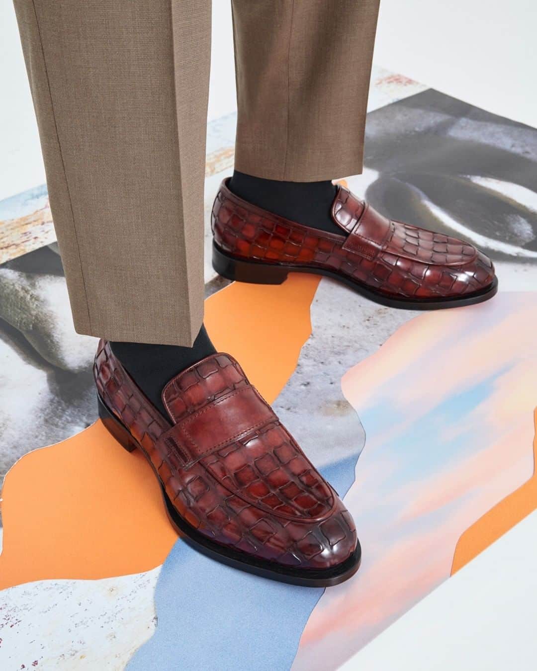サントーニのインスタグラム：「Embrace the most elegant profile, in high-shine Terra Bruciata red Trama leather. This is SS21.   #Santoni #SantoniSS21 #madeinsantoni」