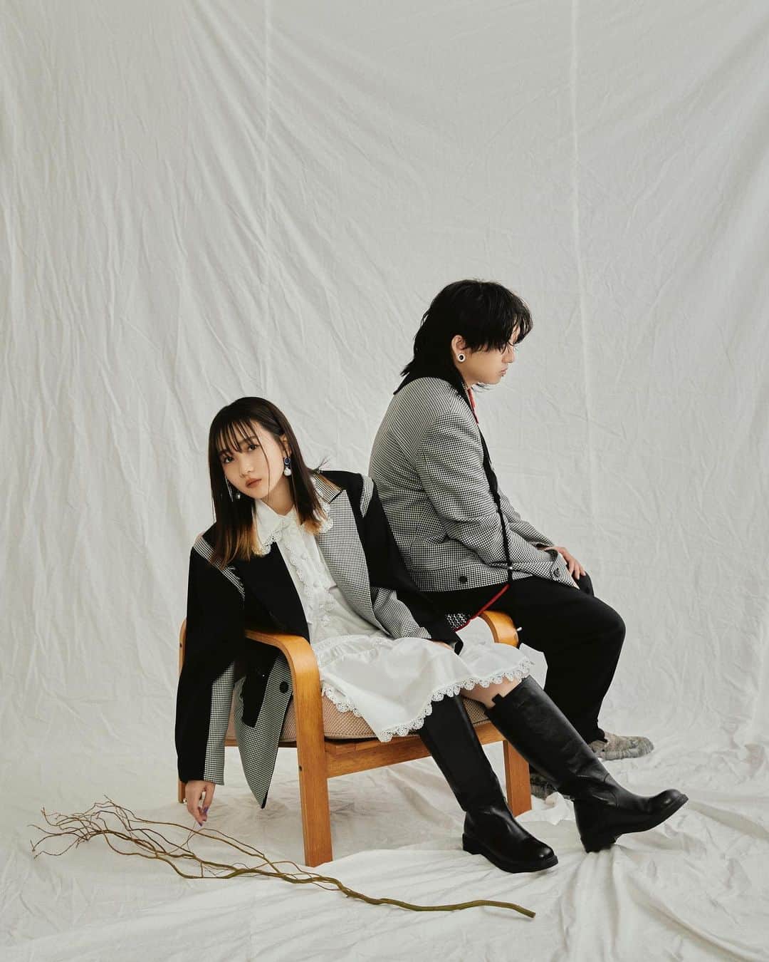 のインスタグラム：「NYLON JAPAN 3月号のguys表紙(裏表紙)をYOASOBI が飾らせていただきました🍃 インタビューと撮り下ろしカットをたっぷり掲載いただいてます。 是非手に取ってね！」