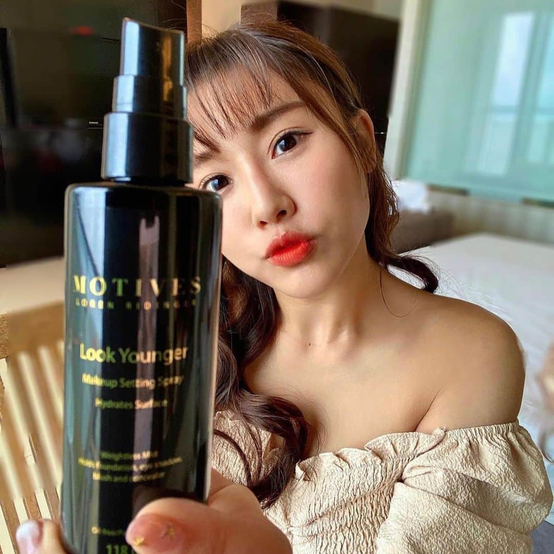 Motives Cosmeticsさんのインスタグラム写真 - (Motives CosmeticsInstagram)「Need a solution to wearing makeup with a mask? 🖤 Our setting sprays help lock in your look! Swipe to see how @misshelen.0919 uses our 10 Years Younger Setting Spray to help combat makeup transfer. ✨Tap the image to add to your makeup bag!」1月18日 23時55分 - motivescosmetics