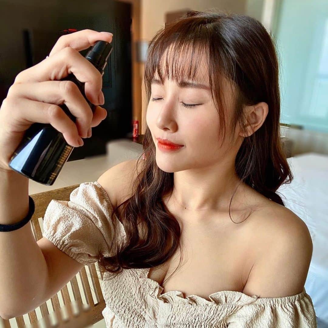 Motives Cosmeticsさんのインスタグラム写真 - (Motives CosmeticsInstagram)「Need a solution to wearing makeup with a mask? 🖤 Our setting sprays help lock in your look! Swipe to see how @misshelen.0919 uses our 10 Years Younger Setting Spray to help combat makeup transfer. ✨Tap the image to add to your makeup bag!」1月18日 23時55分 - motivescosmetics