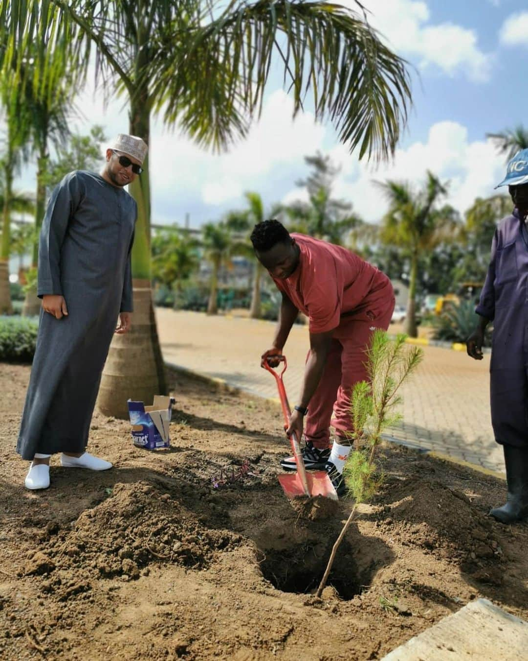 ビクター・ワニアマさんのインスタグラム写真 - (ビクター・ワニアマInstagram)「Plant a tree and add a new friend It was a pleasure meeting you my friend @mojo_bajaber」1月18日 23時57分 - victorwanyama