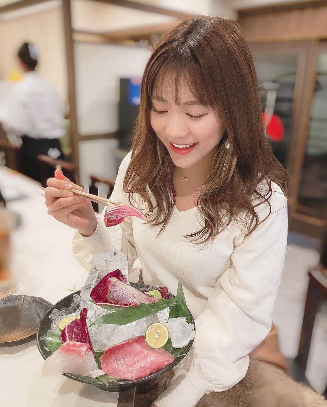 海江田麻貴さんのインスタグラム写真 - (海江田麻貴Instagram)「ㅤㅤㅤㅤㅤㅤㅤㅤㅤ ㅤㅤㅤㅤㅤㅤㅤㅤ このまえあやみちんと🍣♡ @yamanoya.tenmabashi22   ㅤㅤㅤㅤㅤㅤㅤ どれもめちゃくちゃ美味しかった😍 とっても気さくな板前さんが新鮮な食材を目の前で 握ってくださって、お味はもちろん、映えなお寿司が たくさん出てきて、一貫ごとに次は何かなてワクワクしたああ🥳♥️  ㅤㅤㅤㅤㅤㅤㅤㅤ 帰りに好きなのどうぞ〜てぷち駄菓子屋さん開店してたのも うきうき🤣💓自分ではなかなかお魚料理作らないので もーこんなに美味しいお魚たくさん食べられてシアワセ でした！🐟こんなに沢山食べてもコスパ最強なのでおすすめ🍣また行きたい〜🥰  ㅤㅤㅤㅤㅤㅤㅤㅤ ㅤㅤㅤㅤㅤㅤㅤㅤ  #lightroom練習中😆 #まだ試行錯誤してるけど色味変えられたりめちゃたのしい〜📸 #カーブはまだ難解🤣😀笑  ㅤㅤㅤㅤㅤㅤㅤㅤ  #やまのや #pr #お寿司 #大阪 #造り盛り #最強居酒屋やまの や #コスパ最強 #居酒屋 #大阪グルメ #大阪ディナー #ディ ナー #寿司 #天満橋グルメ #天満橋 #japanesegirl #グルメ女子 #グルメスタグラム #関西グルメ #大阪寿司」1月19日 0時00分 - _makiii0924_