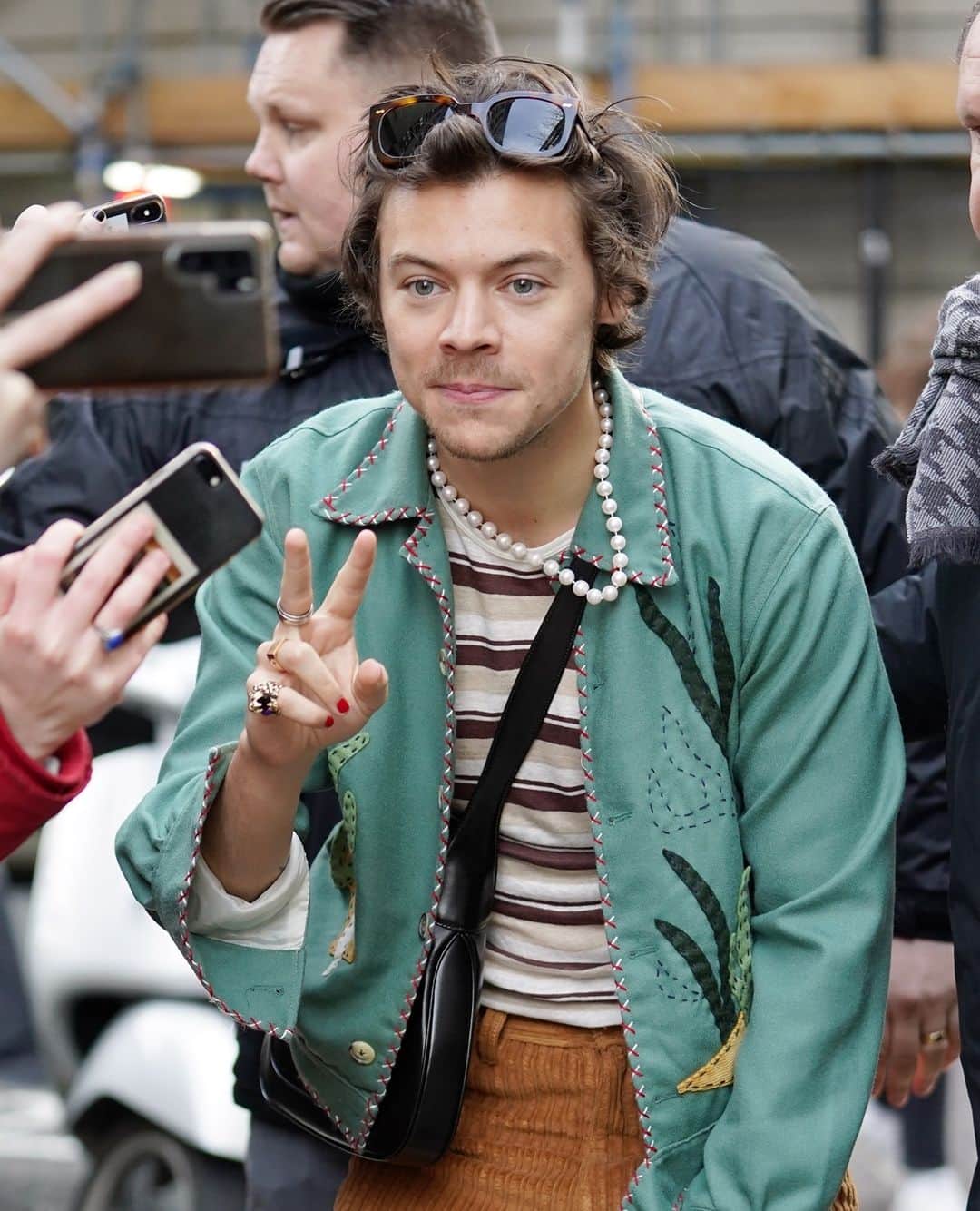 Nylon Magazineさんのインスタグラム写真 - (Nylon MagazineInstagram)「Pearls have slowly but surely made a comeback. Head to the link in bio for 14 pearl jewelry pieces that would impress #HarryStyles.⁠ [Getty Images]」1月19日 0時01分 - nylonmag
