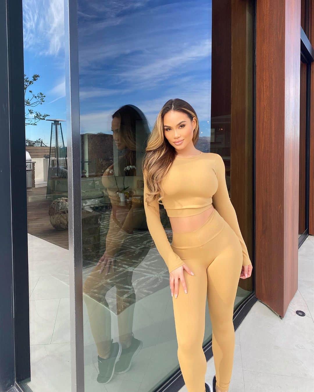ダフネ・ジョイのインスタグラム：「Motivated Monday’s 💪🏽💥 Love wearing my @bluebodybrazil for my workouts, it’s the best material for all my sessions and makes me feel amazing! Get up people! 💥」