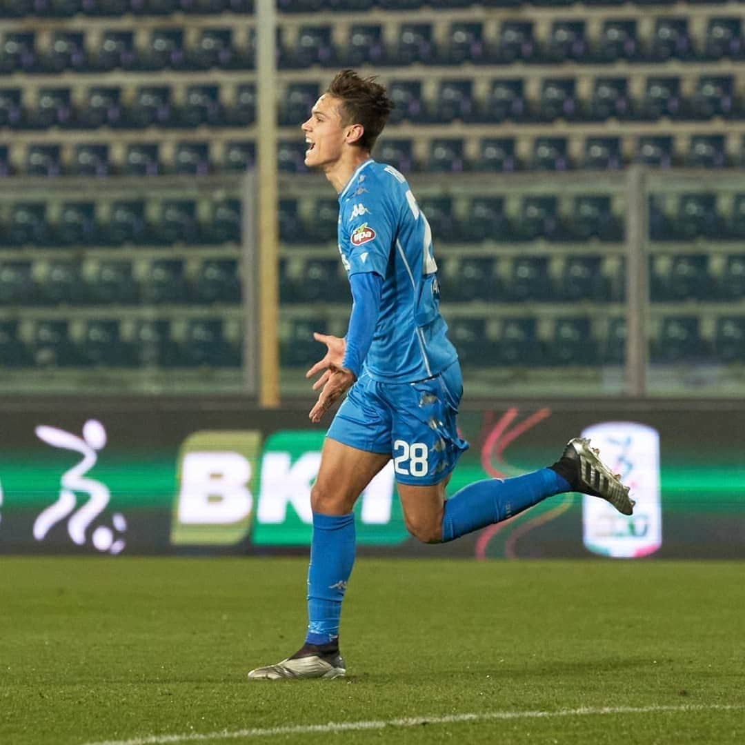 エンポリFCさんのインスタグラム写真 - (エンポリFCInstagram)「⚽ Il primo gol da professionista, il primo gol in B, il primo gol contro la Salernitana e l'esultanza di Samuele Ricci 📸📸📸」1月19日 0時12分 - empoli_fc_official