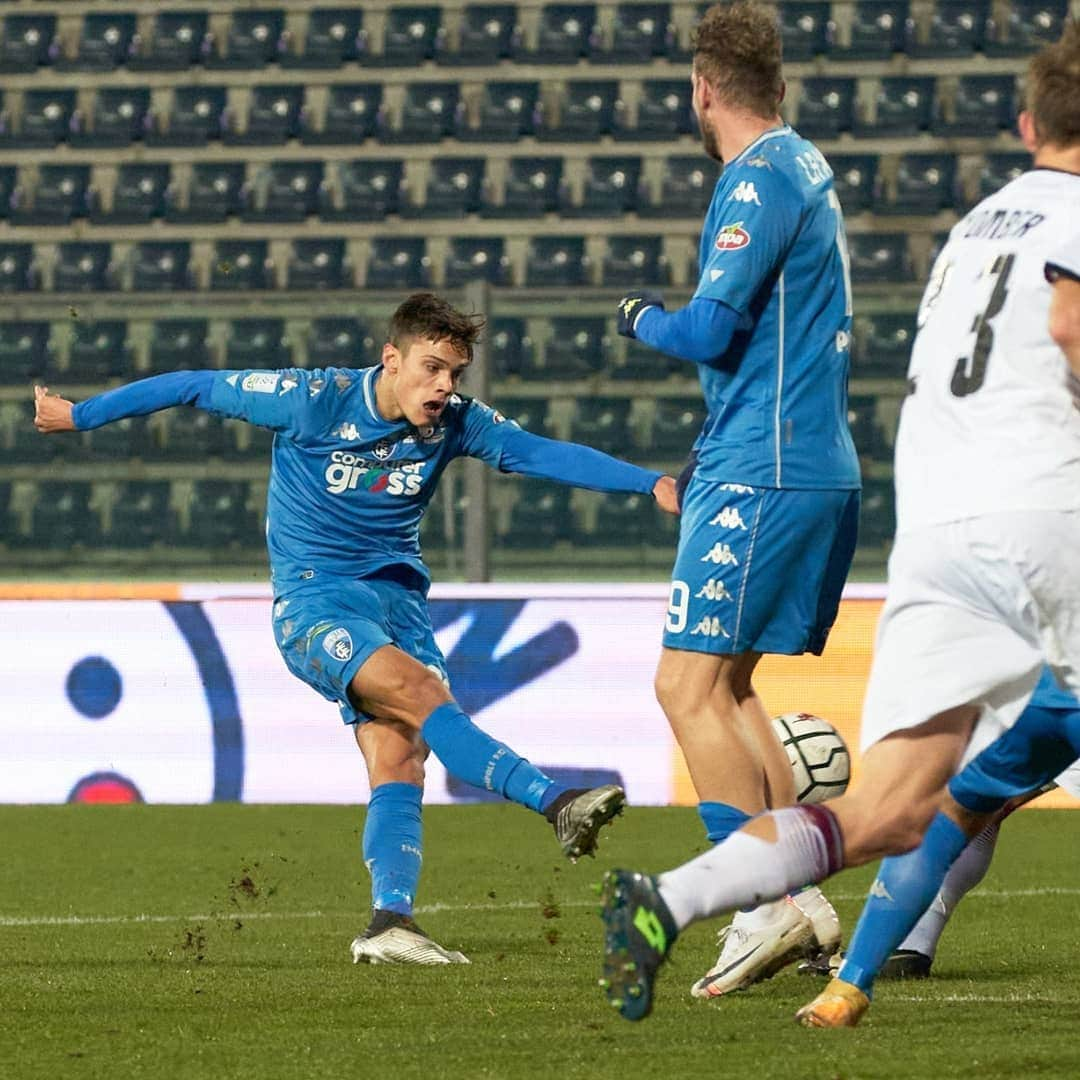 エンポリFCさんのインスタグラム写真 - (エンポリFCInstagram)「⚽ Il primo gol da professionista, il primo gol in B, il primo gol contro la Salernitana e l'esultanza di Samuele Ricci 📸📸📸」1月19日 0時12分 - empoli_fc_official