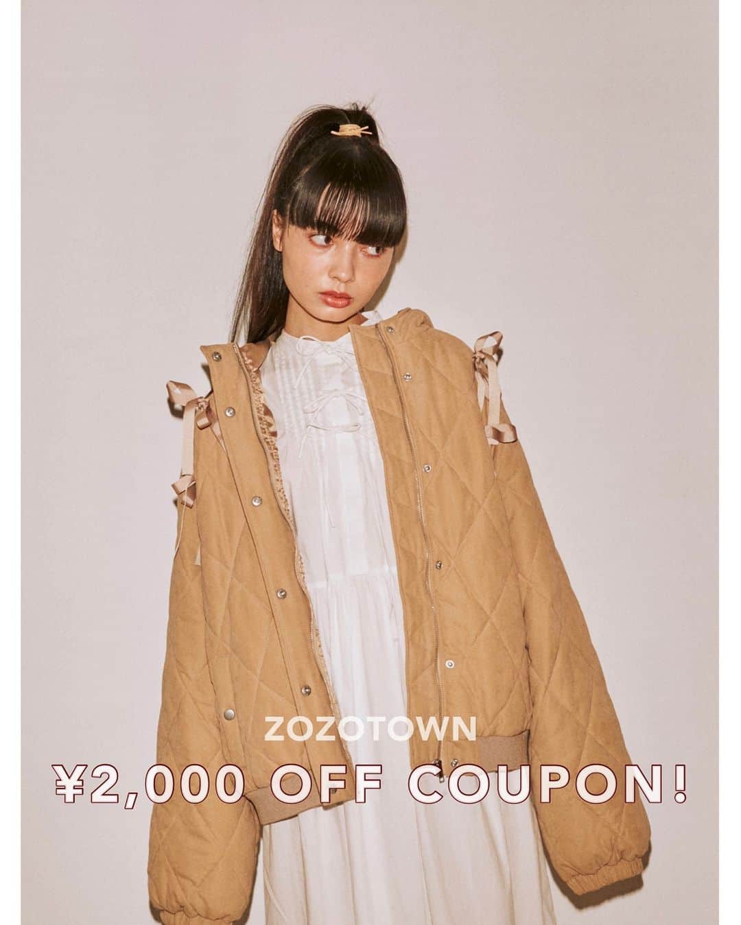 のインスタグラム：「【ZOZOTOWN ¥2,000 OFF COUPON】 ㅤㅤㅤㅤㅤㅤㅤㅤㅤㅤㅤㅤㅤ 1/19 (tue) 24時間限定 ¥2,000 OFF クーポン発行中！ ㅤㅤㅤㅤㅤㅤㅤㅤㅤㅤㅤㅤㅤ 新作・予約itemもおトクに…♡ ㅤㅤㅤㅤㅤㅤㅤㅤㅤㅤㅤㅤㅤ topのURLから⇨ @merryjenny_instagram  ぜひcheckして下さいね♡ ㅤㅤㅤㅤㅤㅤㅤㅤㅤㅤㅤㅤㅤ ＼本日限定♡／  ◯ リボンキルティングジャケット col : ivory / beige / pink / black 13,200 → 4,600 (tax in) ㅤㅤㅤㅤㅤㅤㅤㅤㅤㅤㅤㅤㅤ 毎年人気のキルティングジャケットから、 たっぷりリボンがアクセントのnew faceが登場！ ㅤㅤㅤㅤㅤㅤㅤㅤㅤㅤㅤㅤㅤ ゆったりと着やすいサイジングで、 ニットなどの厚手topsに合わせても もたつかないのが嬉しいpoint。 ㅤㅤㅤㅤㅤㅤㅤㅤㅤㅤㅤㅤㅤ 温かく、可愛らしく、冬を乗り切りましょう！ ㅤㅤㅤㅤㅤㅤㅤㅤㅤㅤㅤㅤㅤ ㅤㅤㅤㅤㅤㅤㅤㅤㅤㅤㅤㅤ #merryjenny #メリージェニー  #2020aw #winter #surrealisme  #ZOZOTOWN #sale」