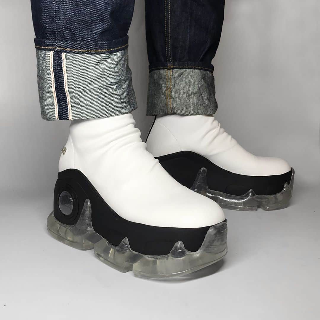 スウェアのインスタグラム：「The platform boots you all love! The white AIR Xtra is available online at Farfetch.com in sizes EU36-EU44. Get yours and rock your everyday outfit⚡ #swearlondon」