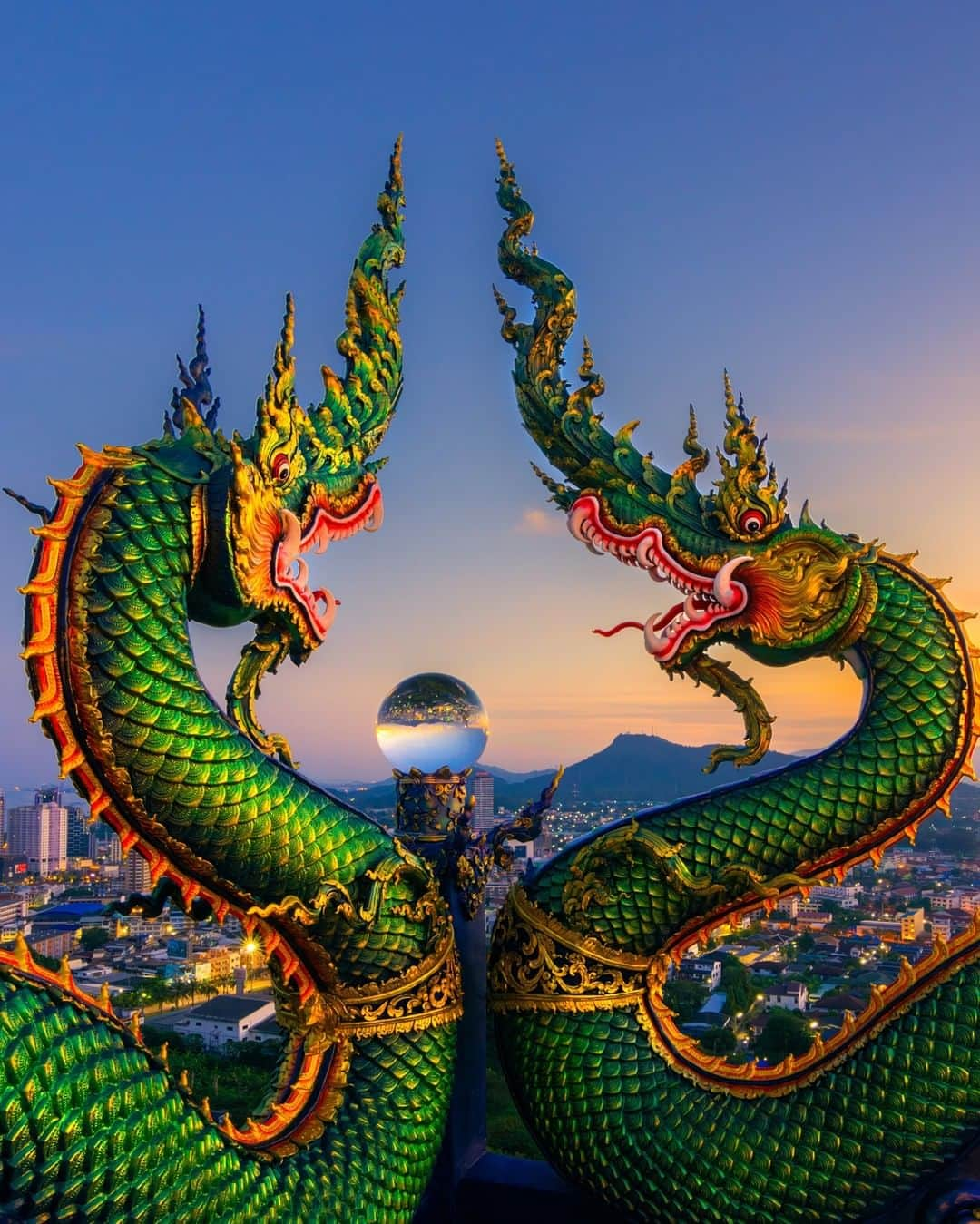 Discoveryさんのインスタグラム写真 - (DiscoveryInstagram)「Dragons at a temple in Sri Racha, Thailand.  Photo: Chanin Wardkhian  #dragons #thailand #architecture #symmetry #landscapes #exploremore」1月19日 0時20分 - discovery