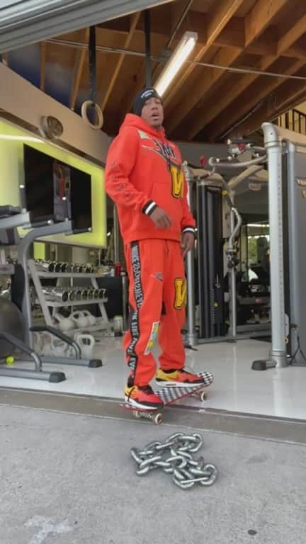 ニック・キャノンのインスタグラム：「10 am 10 exercises  10 minutes  Abs, Push ups, Dips, Pull ups, Squats!」