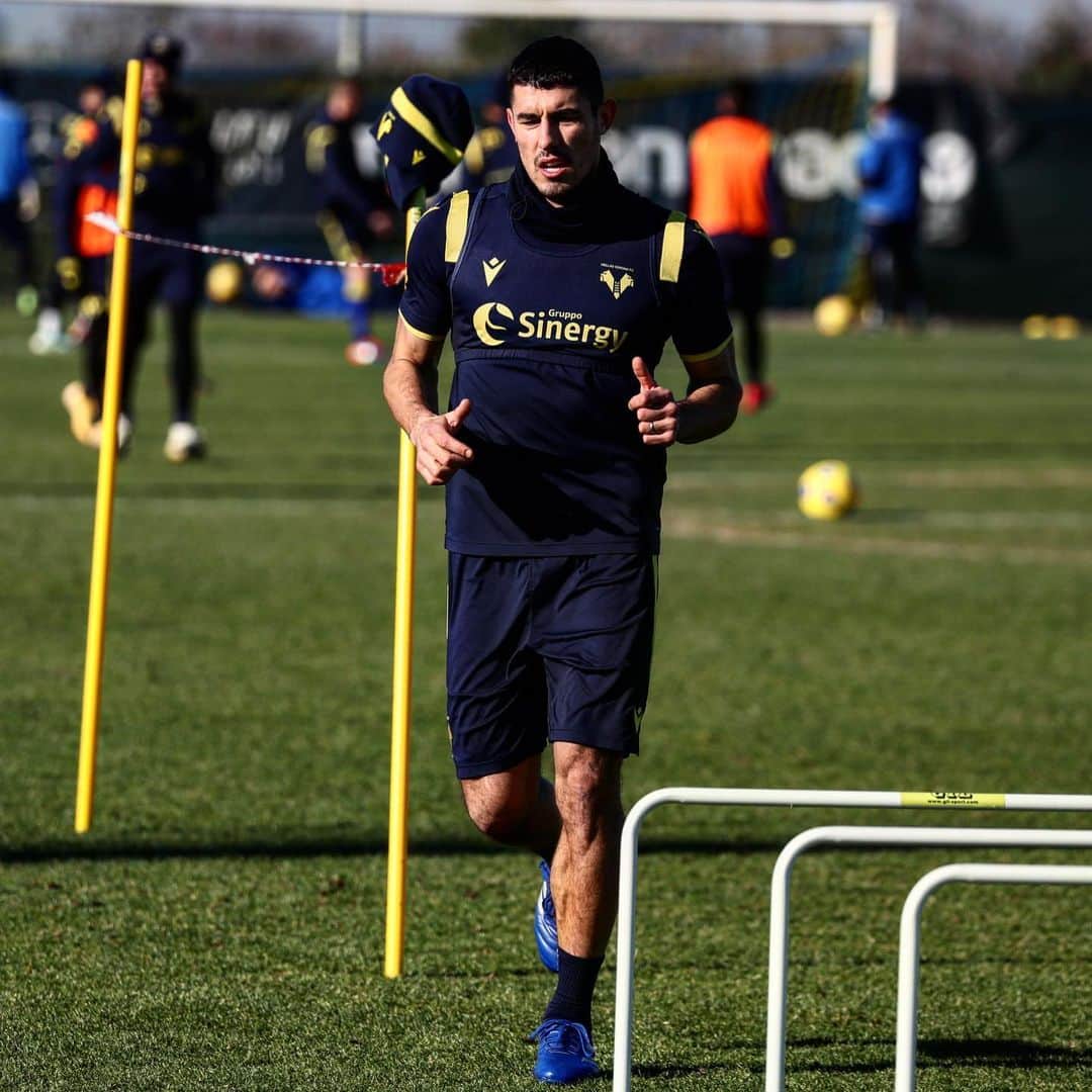 エラス・ヴェローナFCのインスタグラム：「Siamo (già) ripartiti 👊💛💙」