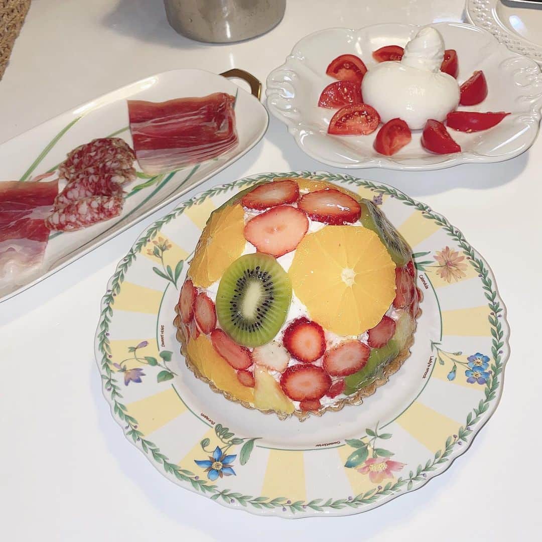 のインスタグラム：「🤍﻿ ﻿ １／１７﻿ お母さんの誕生日でした🎂﻿ ﻿ aokiのフルーツズコットが可愛くて美味しすぎたのと﻿ ブッラータが中から生クリーム溢れ出てきて﻿ 凄かった〜🥺❤︎﻿ ﻿ ﻿ ﻿ ﻿ ﻿ ﻿ ﻿ ﻿」