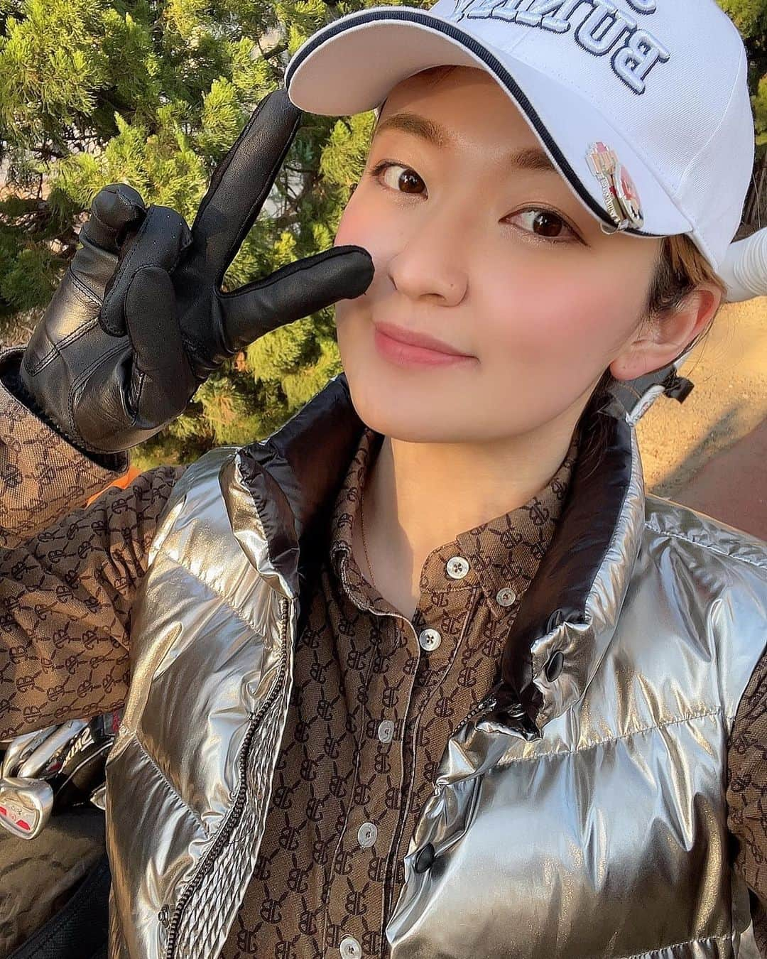 佐々木舞夕のインスタグラム：「___🏌️‍♀️⛳️  2回目のショートコース！  ハーフだけどまわってきました⛳️  いい感じに寄せたのにグリーン周りでコロコロしすぎてスコアは壊滅的だったけど、前回よりアイアンの感覚がよかった💕☺️  ど初心者だけどなんとなくがんばるう〜😍  東京で一緒にゴルフできる友達欲しいw というか、友達にゴルフ始めて欲しい🏌️‍♀️  コロナ禍でも気をつけて実施できる運動としてゴルフをしてるけど、それでもなるべく気をつけてやりたかったから9Hをさささっとまわりました🥲  スポーツジムももう1年行けてないよ🥲  #ゴルフ女子  #ゴルフ初心者 #スイング動画  #アイアンショット #ショートコース #ハーフラウンド #東宝調布スポーツパーク  #jackbunny #ゴルフコーデ #ゴルフ好きな人と繋がりたい  #ゴルフ練習  #golf #⛳️ #トレーニング #ダイエット #運動不足解消」