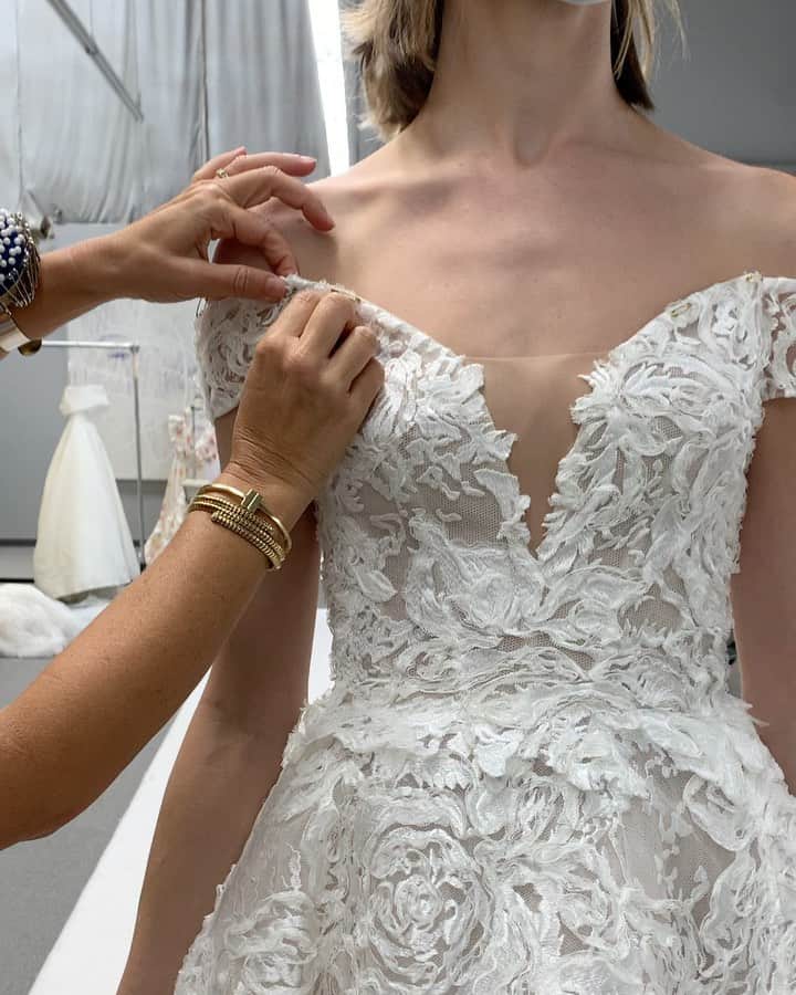 Monique Lhuillierのインスタグラム：「Behind the Scenes: Arabella coming to life! 🤍✂️ #moniquelhuillier #mlbride #bts」