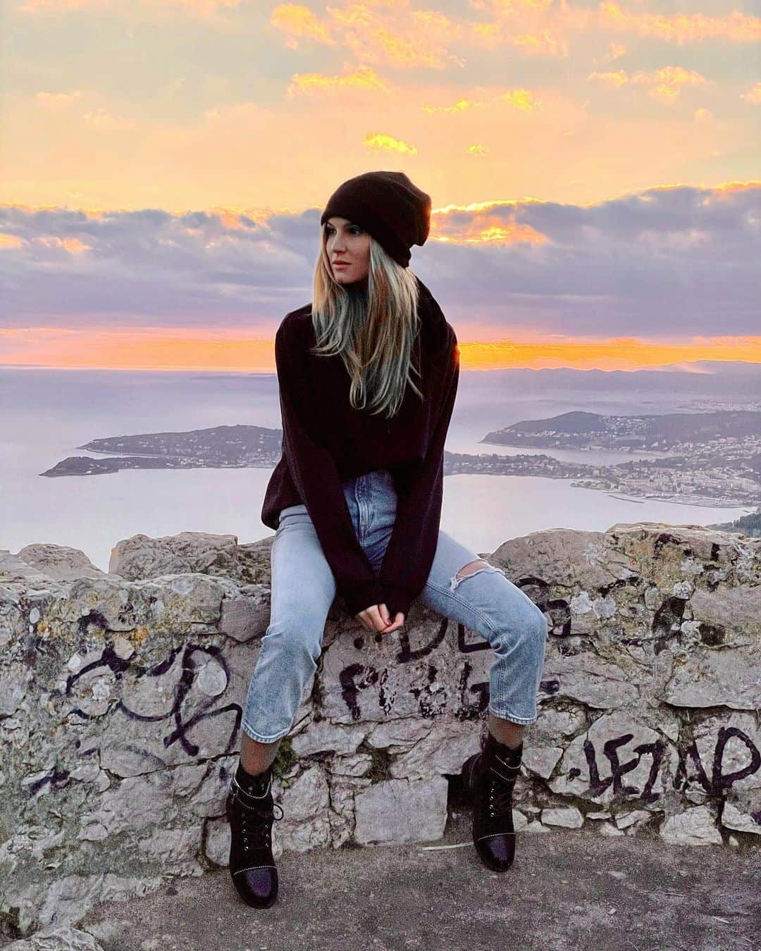 Ashley Haasのインスタグラム：「Never regret a single day even when it’s the worst day you’ve had. Bad days teach us lessons. We can learn from our pain and experience to have an amazing day. On that note I love you all and hope everyone is having a great day or a great learning experience! 💛🤗」